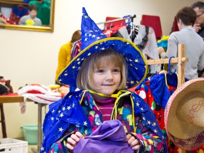 Zauberhaft: Das blaue Hexenkostüm gefällt der vierjährigen Antonia. Foto: Roland Kohls  Meckenheimer Prinzengarde: Reger Andrang bei der Kostümbörse